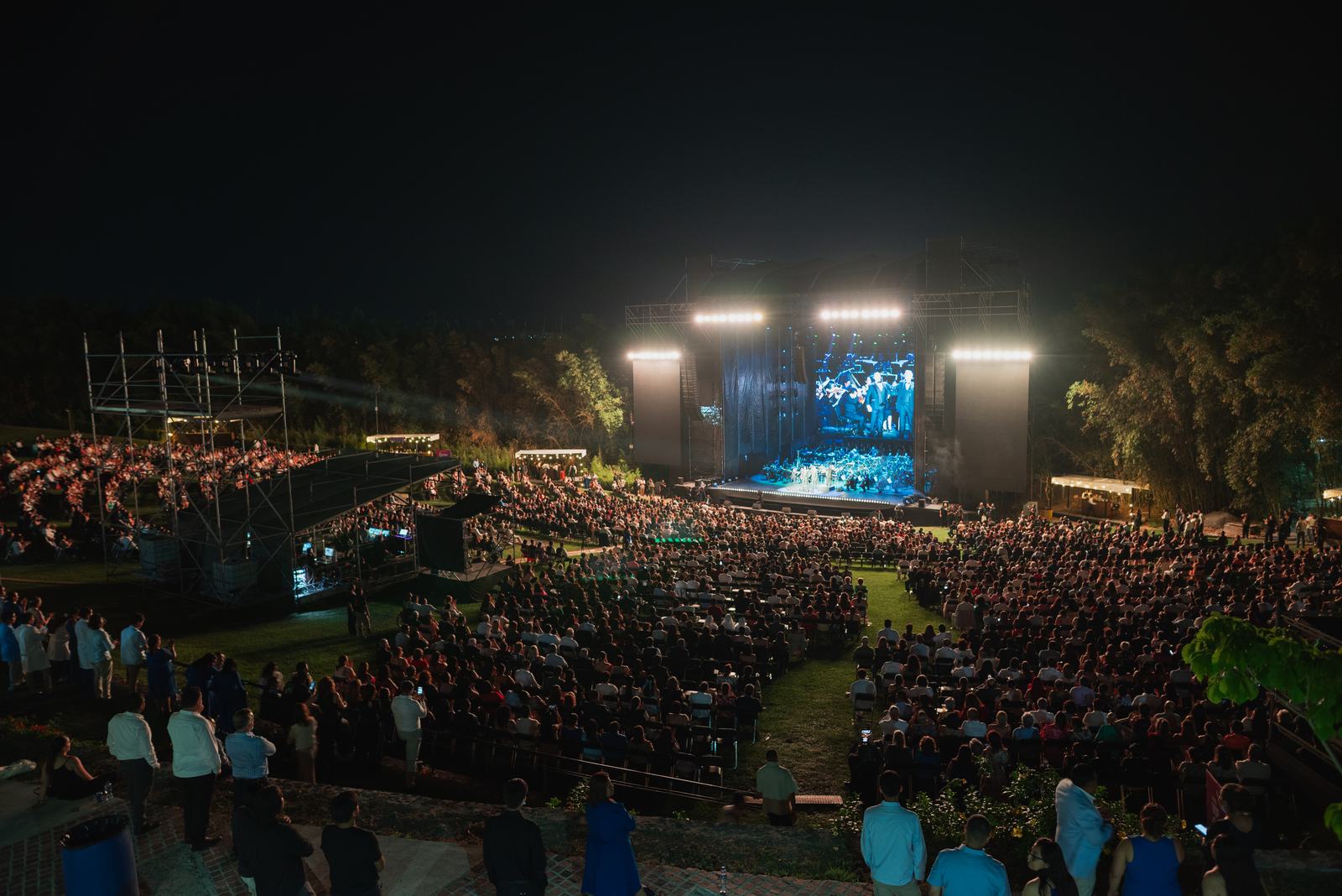 Público frente al escenario iluminado de un concierto nocturno en Jardines de México, Morelos