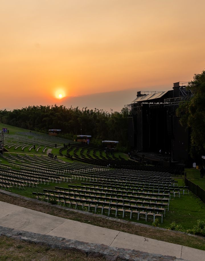 Foro al aire libre de Jardines de México al atardecer, con las sillas listas antes del concierto