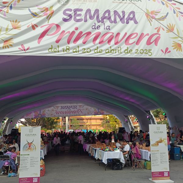 Carpa de la Semana de la Primavera 2025 con mesas y stands