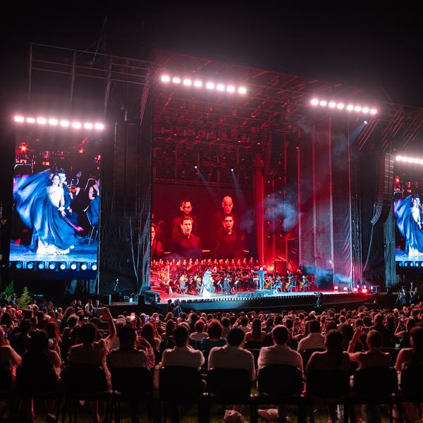 Escenario con pantallas LED e iluminación frente al público de un concierto en Jardines de México, Morelos