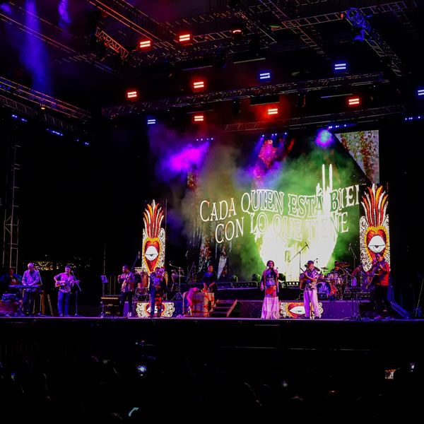 Escenario con pantalla LED e iluminación durante un festival nocturno