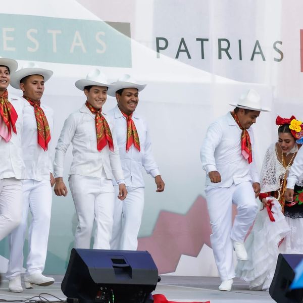 Ballet folclórico en el escenario de Fiestas Patrias 2025