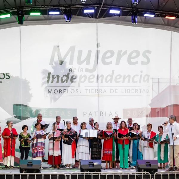 Coro con trajes típicos en el templete de Fiestas Patrias 2025 en Cuernavaca
