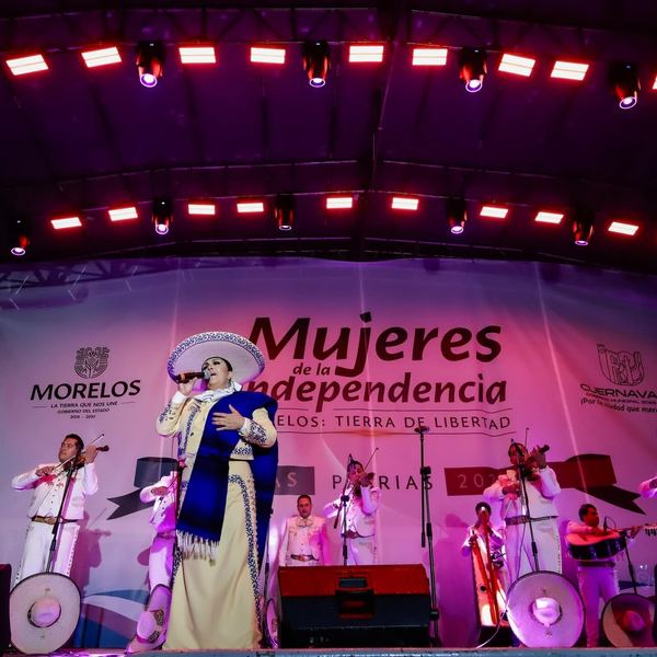 Cantante y mariachi en el escenario nocturno de Fiestas Patrias 2025, Mujeres de la Independencia, en Cuernavaca, Morelos