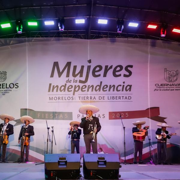 Mariachi en el templete con lona impresa de Fiestas Patrias 2025 del Gobierno de Morelos