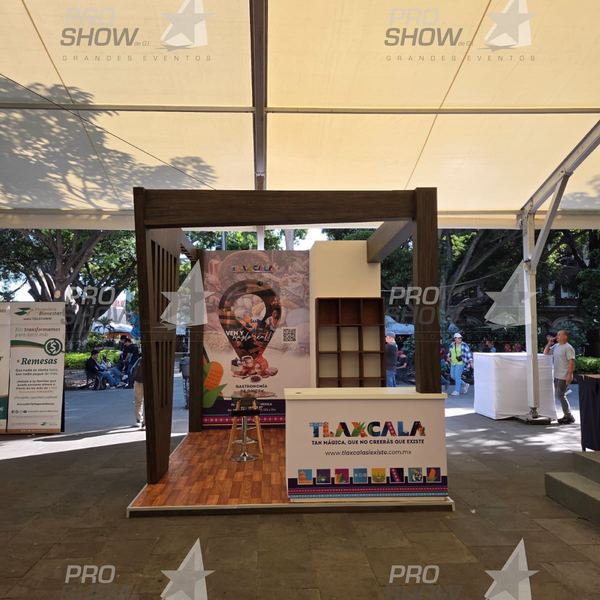 Stand de Tlaxcala bajo carpa con estructura de madera y mostrador