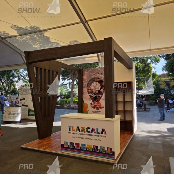 Stand de Tlaxcala con estructura de madera, visto de frente