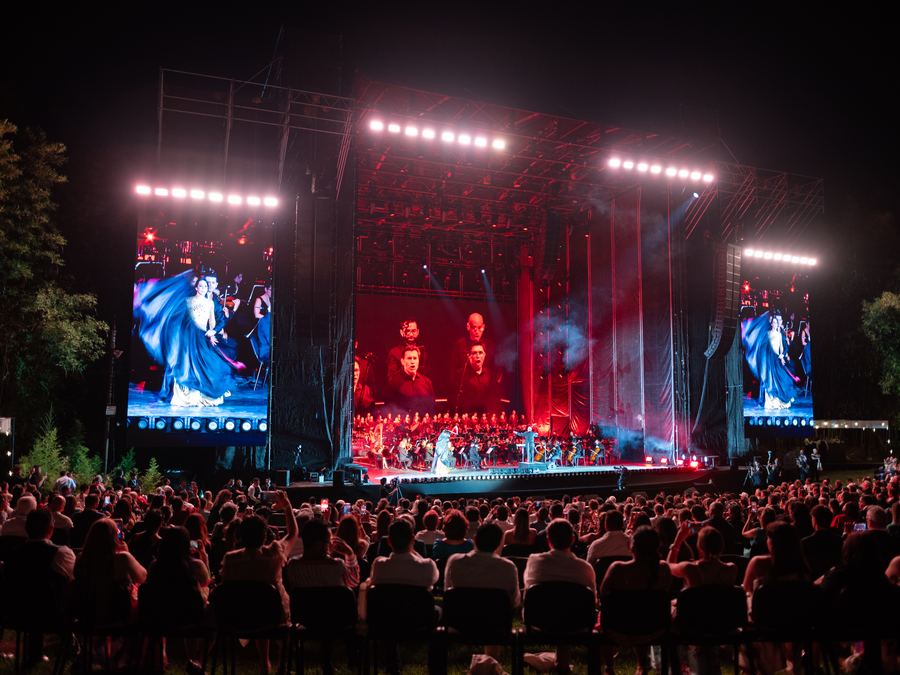 Escenario de concierto con pantallas LED e iluminación frente a miles de asistentes en Jardines de México, Morelos