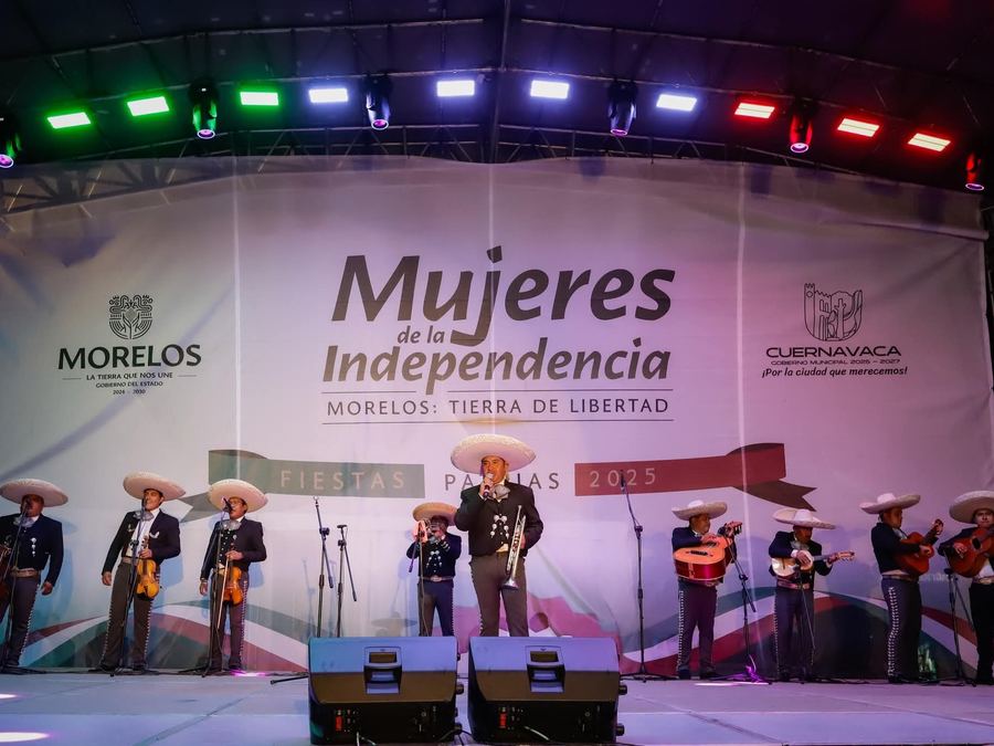 Escenario de Fiestas Patrias 2025 en Cuernavaca con mariachi y lona del Gobierno de Morelos