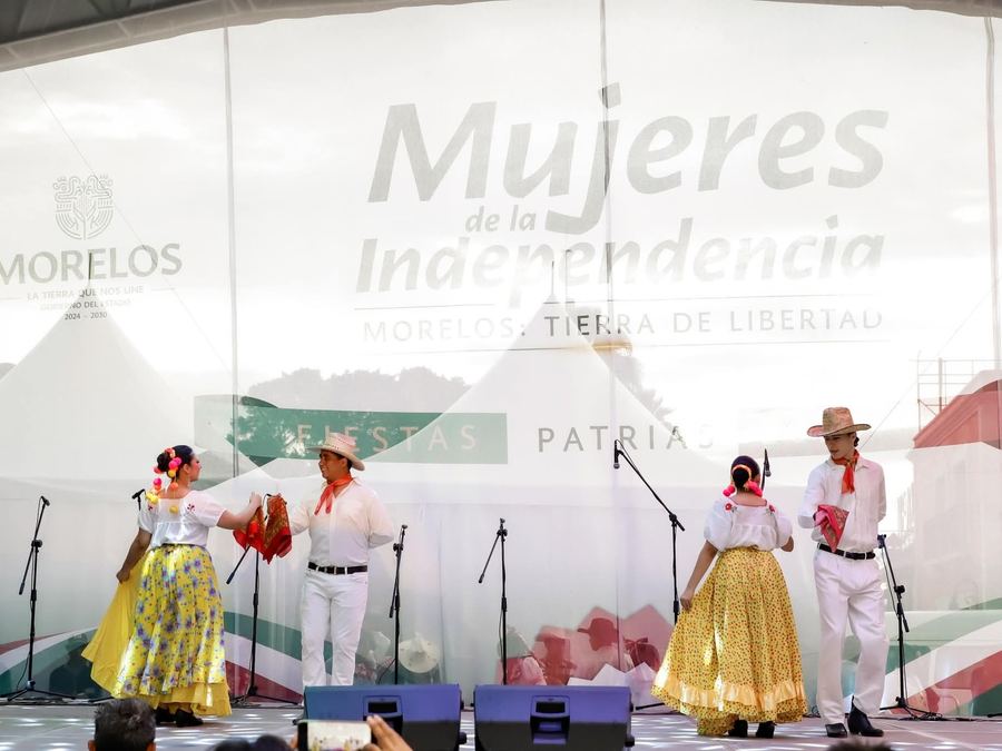 Lona impresa de gran formato como fondo de escenario durante un baile folclórico