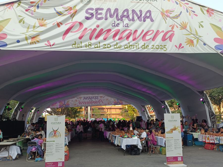 Carpa con mesas y stands para la Semana de la Primavera 2025