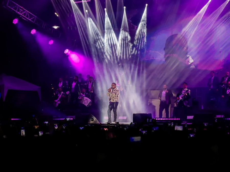 Iluminación robótica sobre una banda en un concierto nocturno